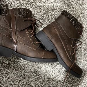 Boots super cute size 5 but fit like a 6